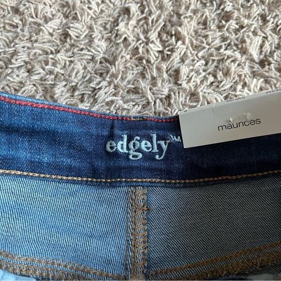 NWT! Maurices Edgely Distressed Dark Wash Short Size 0 - Picture 4 of 11